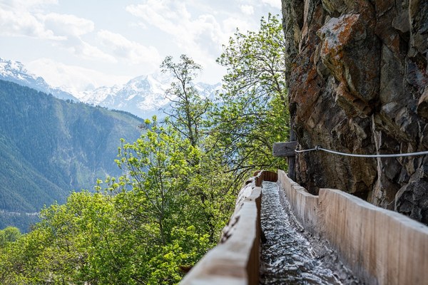 Waale, Suonen, Wasserleiten