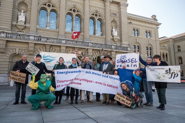 Espace naturel plutôt qu'industrie énergétique : manifestation avec cornes et chaussures de marche pour des régions de montagne intactes