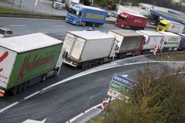 Trafic de transit alpin : de nombreux problèmes, deux perspectives