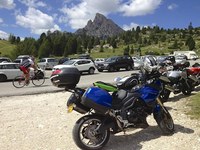 Passi dolomitici assediati dalle auto