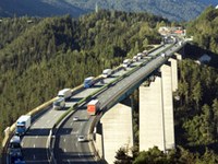 Alpen vom Verkehr überrollt