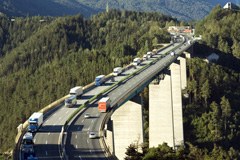 Alpen vom Verkehr überrollt