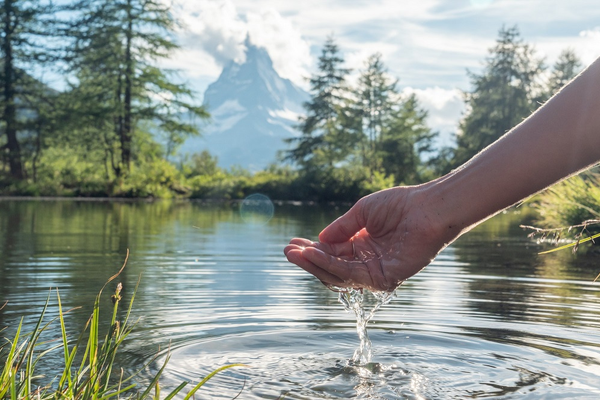 H2O: kostbar, kraftvoll, knapp