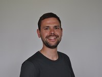 Stališče: Od besed k dejanjem