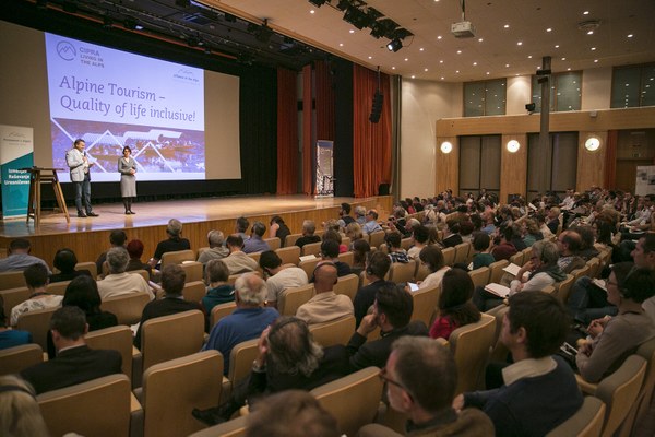 Turizem – dve plati medalje